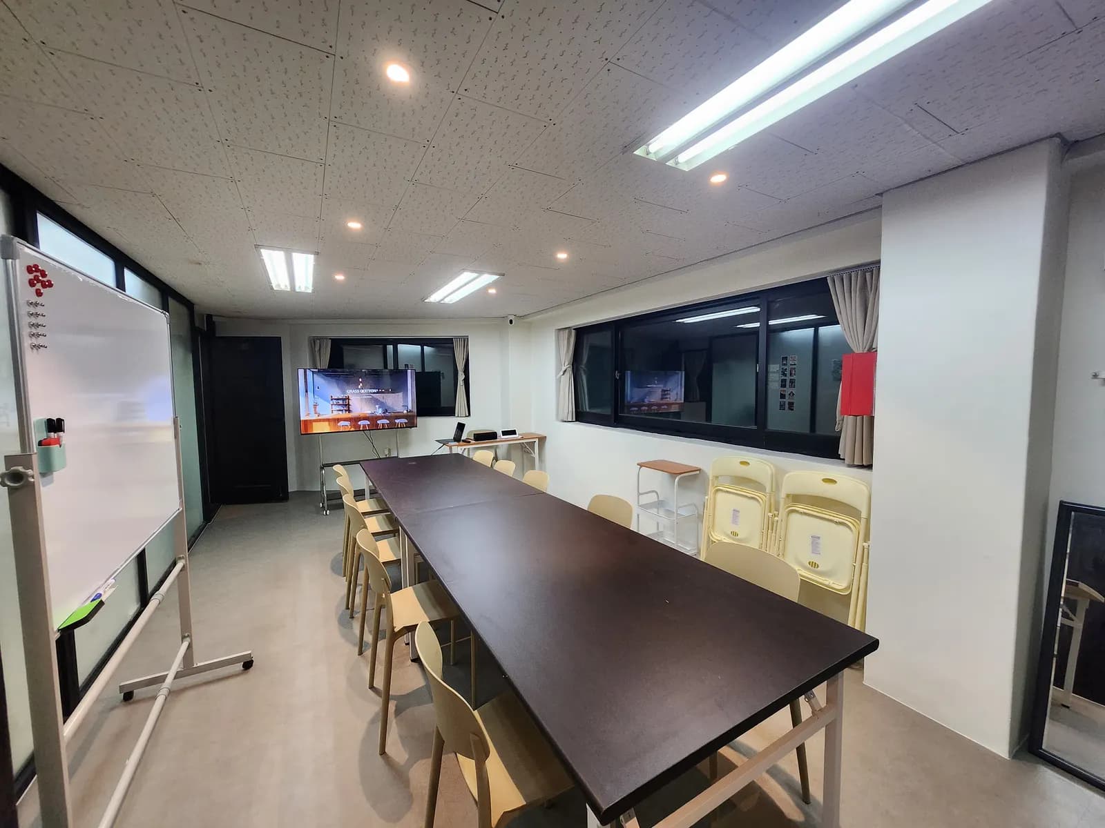 화이트보드와 TV 모니터가 있는 쪽